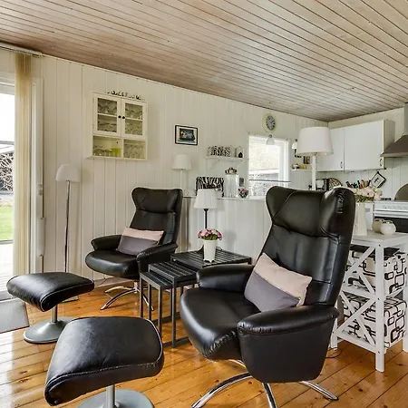 Three-bedroom Holiday In * Hals